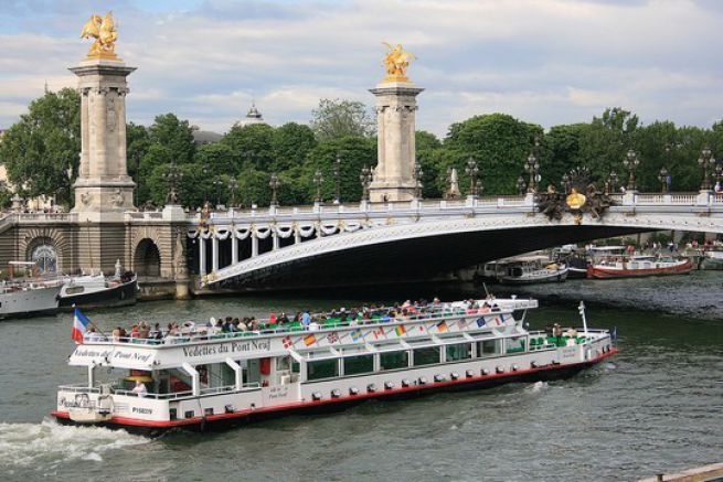Promenade en bateau-mouche sur la Seine